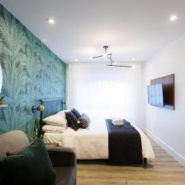 Blue Tropics Studio in Little Italy with kitchen by Den Stays