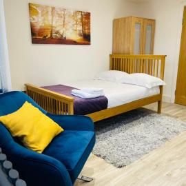MODERN STUDIO APARTMENT, PRIVATE- DRIVEWAY PARKiNG, hotel in Kenilworth