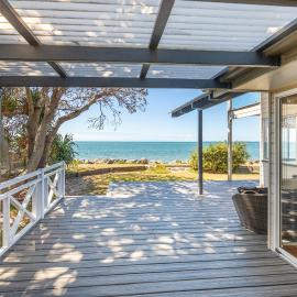 Ocean Pearl - 3 bedroom beachfront property!, hotel in Beachmere