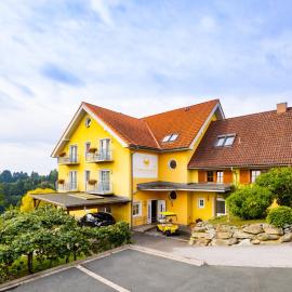 Golf & Thermenland Sonnenpension Frühstückshotel Burgauberg Stegersbach、シュテガースバッハのホテル