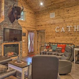 Relax Fireside: Family-Friendly Branson West Cabin, hotel di Branson West