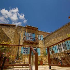 Dolphin Guest House and Studios, hotel di Tochni