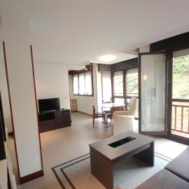 Apartamento Ana con garaje، فندق في إيبار