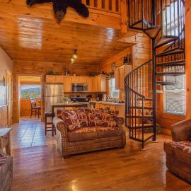 Steps from Pkwy! Hot Tub~Pool Access~Fast WiFi, hotel in Pigeon Forge