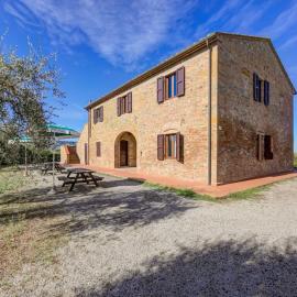 Cozy Farmhouse with Pool, hotel Quercében