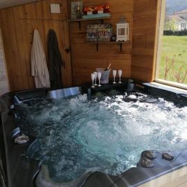 Chambre avec jacuzzi privatif "le pêcher": Saillans şehrinde bir otel