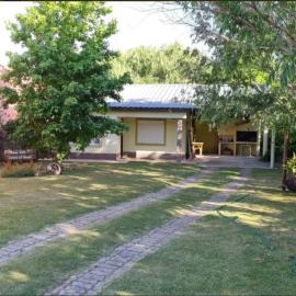 Preciosa casa en la tranquilidad de Colonia Relájate con toda la familia donde la tranquilidad se respira - A una cuadra de la mejor zona de la rambla de Colonia del Sacramento te espera esta casa para pasar las vacaciones en familia, viešbutis mieste Kolonija del Sakramentas