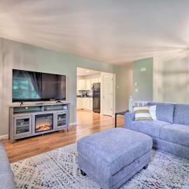 Hot Tub & Yard: Stroudsburg Home in Poconos, ξενοδοχείο σε Stroudsburg