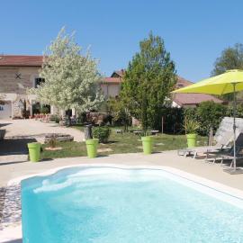 Les Trois Maisons، فندق في Druillat