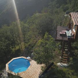 Chalet Chevreuil avec piscine privée, khách sạn ở Lucéram