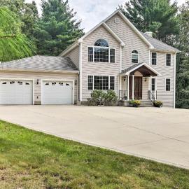 Granby Home w/ Deck < 1/2 Mi to Aldrich Lake!, hotel en Granby