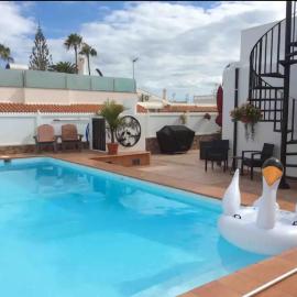 Villa Bahamas private heated pool close to town.