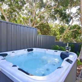 Havenwood - Pet Friendly - Spa & Community Pool, hotel in Callala Beach