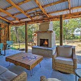 Cozy Cabin w/ Backyard Oasis: 11 Mi to Marina, hotel i Elizabeth