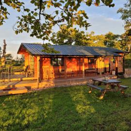 Cosy wood cabin in rural area near national park, hotel u gradu Kamnok