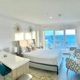 Ocean View Condo overlooking the Caribbean Sea at Harbour House, hotel i Oranjestad