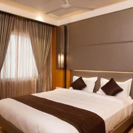 Sri Aadhish Grand Hotel, hotel em Arantāngi