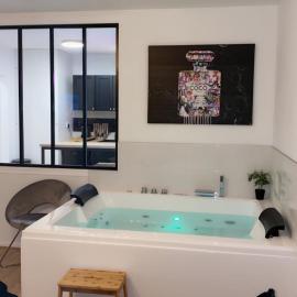 L’appart[é] BLACK superbe appartement pop !، فندق في بيزنسون
