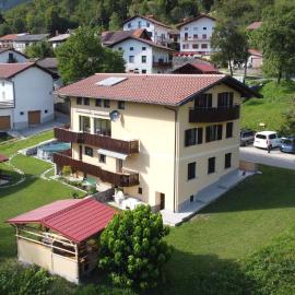 Viesnīca Apartma Logar pilsētā Kobarida