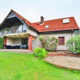 Comfortable, large holiday home with a garden