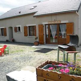 GITE LES 1000 FLEURS, hotel in Saint-Front
