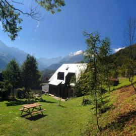Appartement dans chalet avec jardin, vue montagne，歐坎的飯店