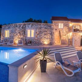 Villa Lukrecija Stonehouse, hotel di Supetar