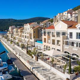 Lustica Bay Vacation Homes โรงแรมในติวัต