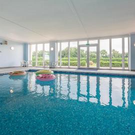 Grove Farm Bungalow with swimming pool, Dallinghoo