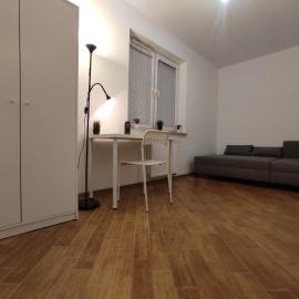 Nice room with 2 shared bathrooms ,WC , 2km to old town -100m from Metro Szwedzka, hotel in Warsaw