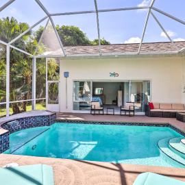 Merritt Island Home with Grill & Saltwater Pool、Merritt Islandのホテル