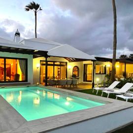 Villa Vista del Mar - Oceanfront Luxury with Private Pool, hotel in Costa Teguise