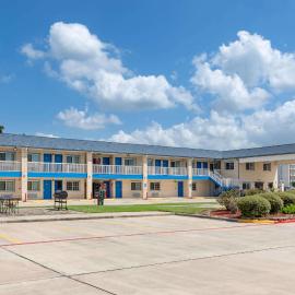 Days Inn by Wyndham Baytown TX，貝敦的飯店