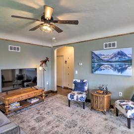 Comfy & Cozy Kalispell Home: Walk to Downtown, hotell i Kalispell