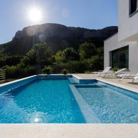 Modern Villa Elia with 40sqm heated pool, 3 bedrooms, and Split city views、ソリンのホテル