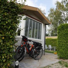 Chalet Esdoorn in Putten, Gezellig en Luxe gerenoveerd, hotel in Putten