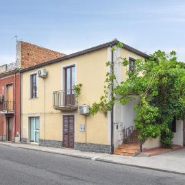 1 Bedroom Amazing Apartment In Locri, hotel di Locri