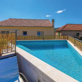 Four-Bedroom Holiday Home In Slatine