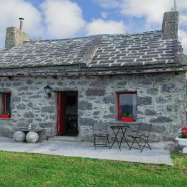 1844 Seascape Cottage, hotel i Fanore