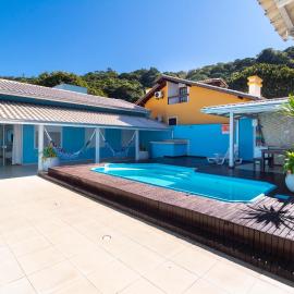 CASA COM PISCINA EM MORRINHOS - RUA HORTÊNCIA