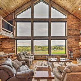 Galena Cabin w/ Wraparound Porch & Game Room!, hotel u gradu 'Galena'
