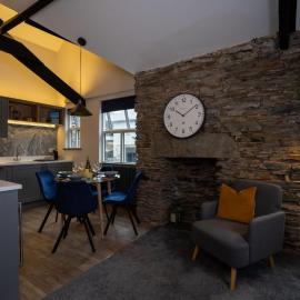 Spacious - Contemporary 2BR Apartment - Central Ambleside - Parking, hotel u gradu Emblsajd