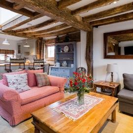 Old Barn Cottage, hotel in Horley