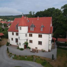 Schloß Roßdorf Ferienwohnungen & Camping、Roßdorfのホテル