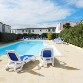 LA JOLIE BRISE APPARTEMENT DANS RÉSIDENCE AVEC PISCINE, отель в городе Ла-Флот