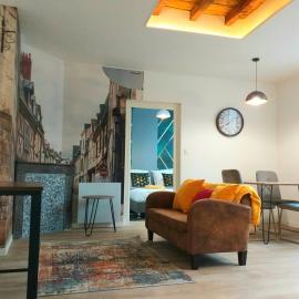 Viesnīca Les Volets Bleus - Au Calme avec petit Jardin et Patio - 3 appartements pilsētā Burža