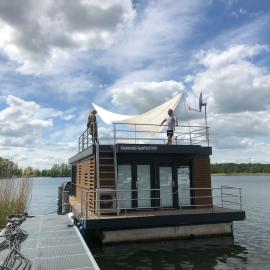 Schwimmende Ferienwohnung, Hausboot Urlaub als Festlieger am Steg, hotell i Zehdenick