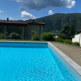 Bellissimo appartamento con giardino sul lago di Lugano, hotel en Morcote
