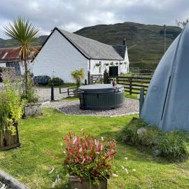 Garrison Farm with Hot Tub, hotel v mestu Inversnaid