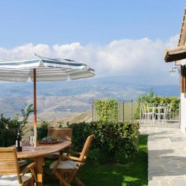 Cottage Assolata overlooking the Orcia valley in Tuscany, hotel en Radicofani